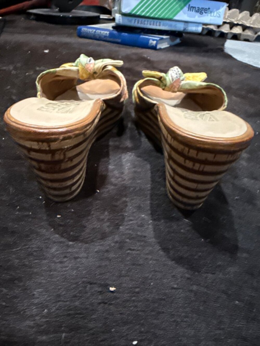 Vintage Salvatore Ferragamo Green Yellow Kitten Heels 6B - Picture 5 of 6
